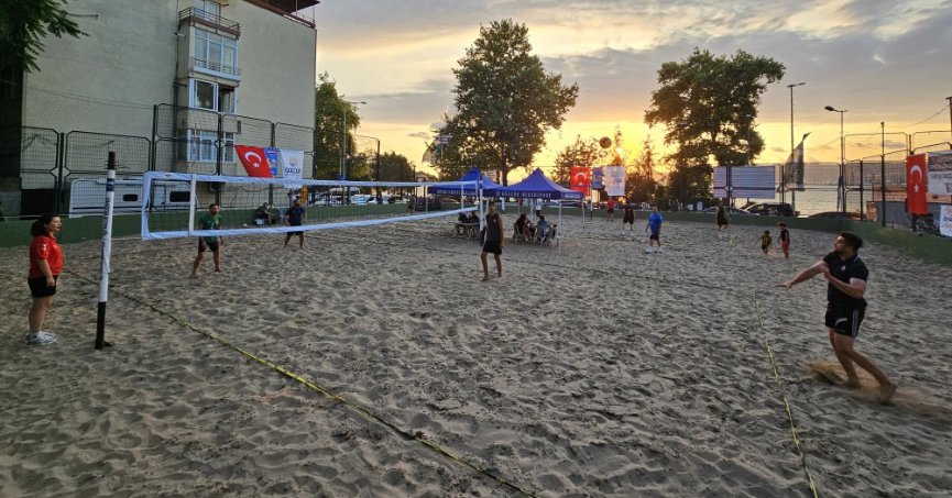 Gölcük’te plaj voleybolu başlıyor