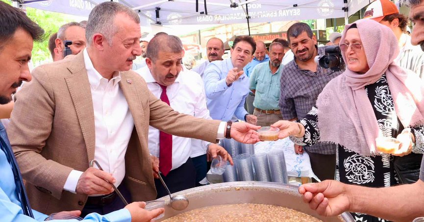 Pazarda aşureler Başkan’ın elinden