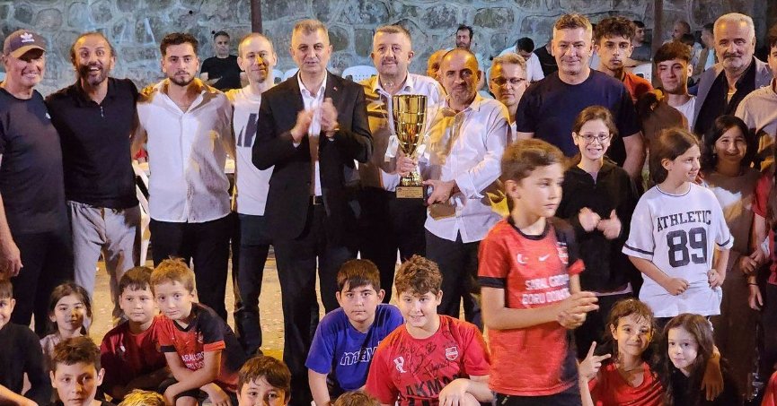 Hasaneyn köyü şampiyonluğu kutladı