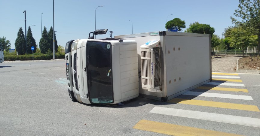 Devrilen kamyonetin sürücüsü yaralandı