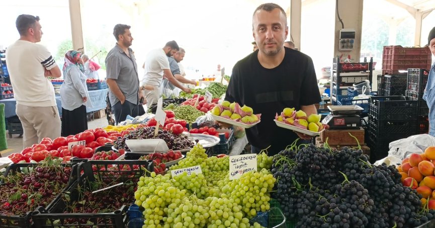 İncir ve kızılcık pazar tezgahında