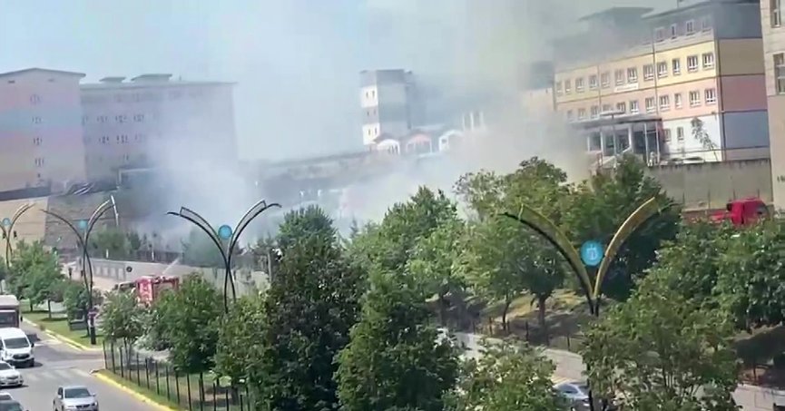 Adliye bahçesinde korkutan yangın