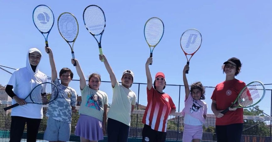 Körfez Belediyesi’nden ücretsiz tenis kursu