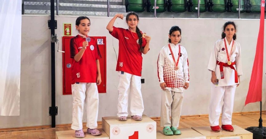 Karateciler 15 madalyayla döndü