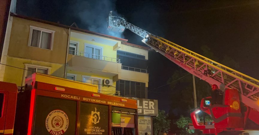 Çardakta çıkan yangın binaya sıçradı