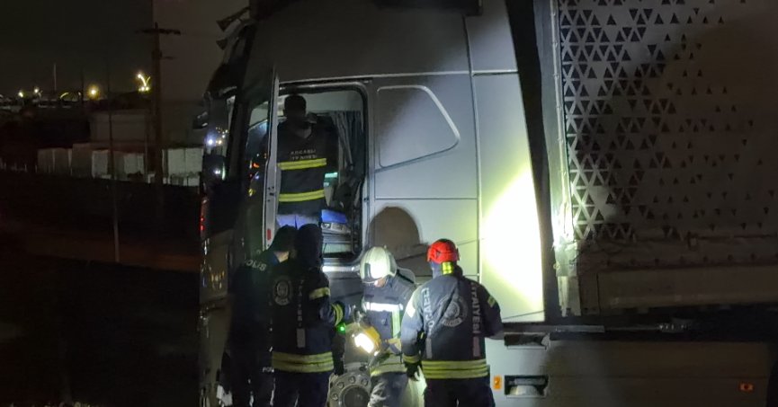 Yoldan çıkan tır bariyerleri aştı