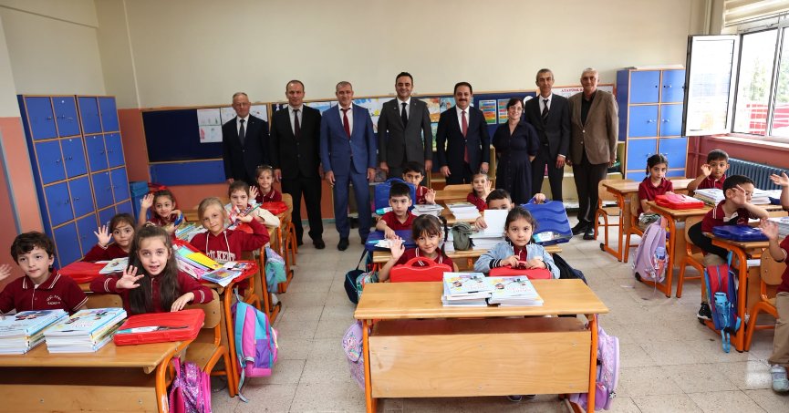 2 bine yakın birinci sınıf  öğrencisine kırtasiye seti