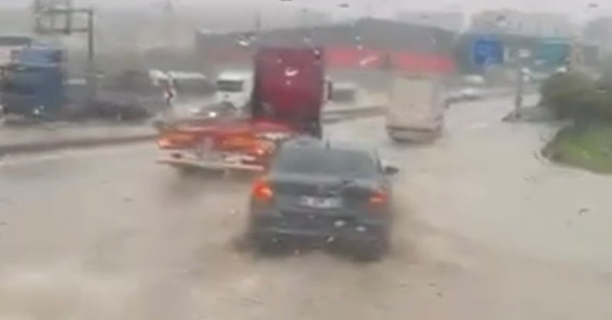 Sağanak yağış, su  baskınlarına yol açtı