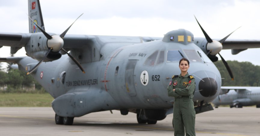 Türk Deniz Kuvvetleri’nin ilk kadın uçak pilotu