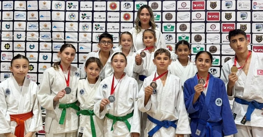 Kağıtsporlu judocular madalyaları topladı