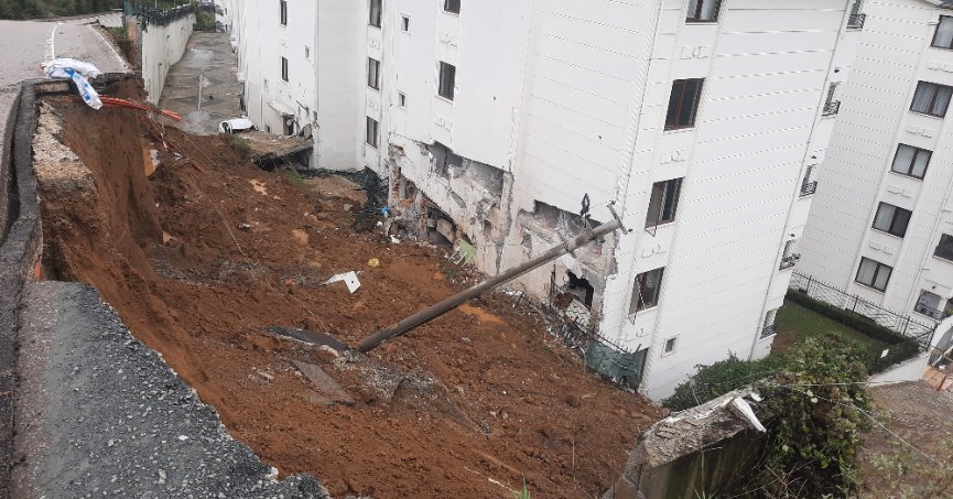 Gölcük’te 2 sitedeki 9 bina tedbiren boşaltıldı