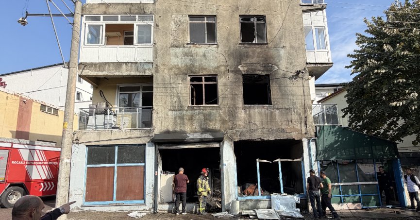 İş yeri yangını binaya sıçradı