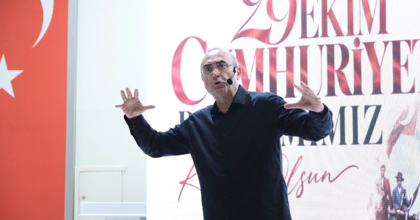 Sunay Akın’dan, “Cumhuriyete Giden Yol” gösterisi