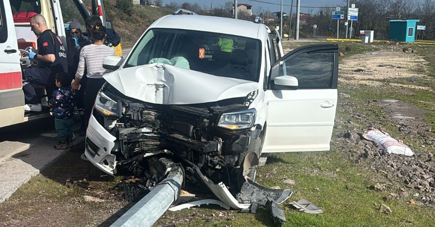 Direğe çarpan aracın sürücüsü ağır yaralı