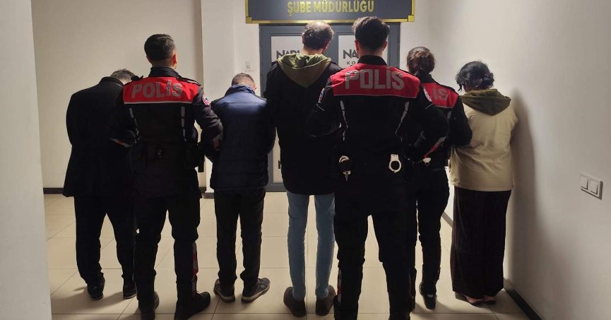 4 şüphelinin üzerinden uyuşturucu çıktı