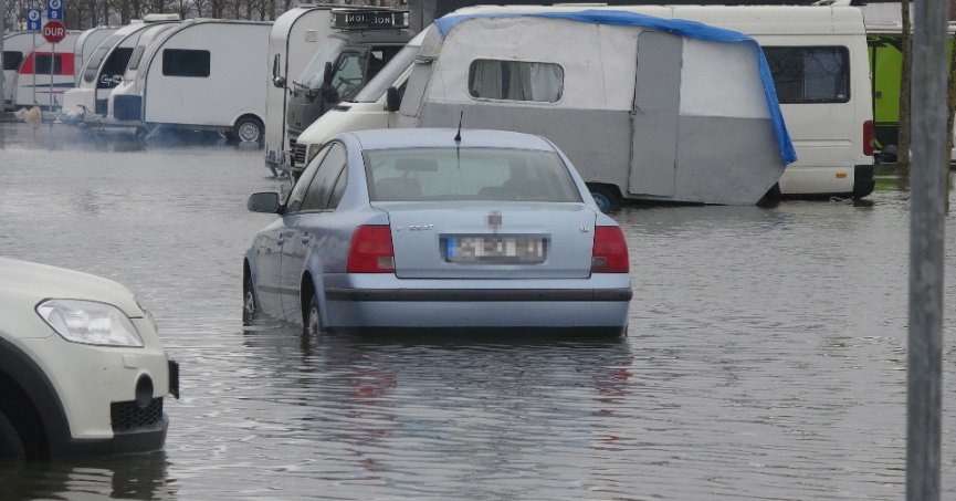 Otoparktaki araçlar su içinde kaldı