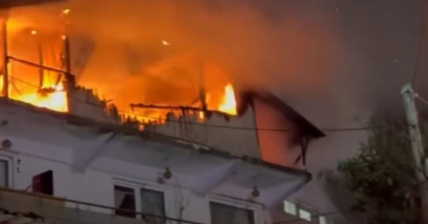 2 katlı evin çatısı alev alev yandı