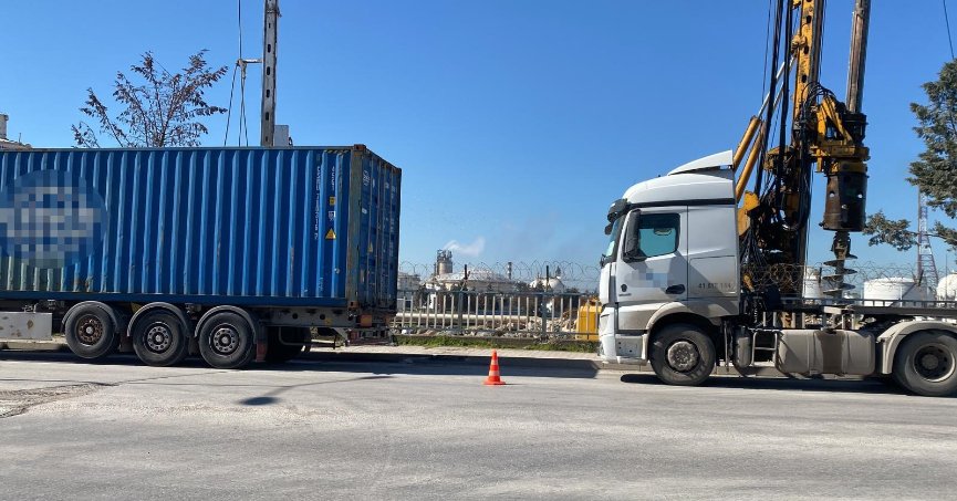 İki tırın arasında feci ölüm