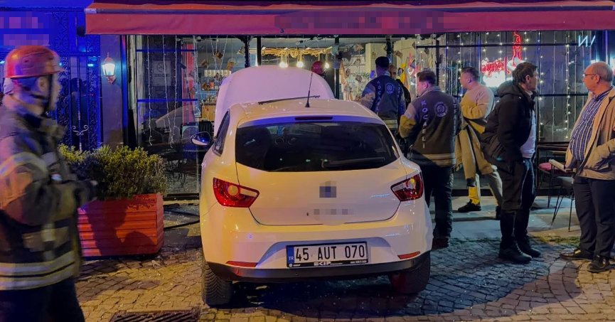 Otomobil kafeye daldı: 2 yaralı