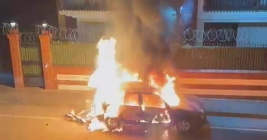 Park halindeki araç alevlere teslim oldu