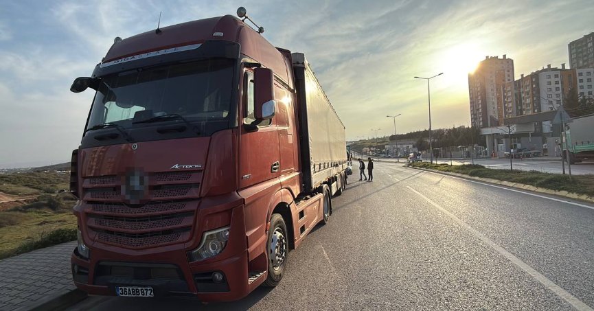 Tıra çarpan otomobilde 2 yaralı