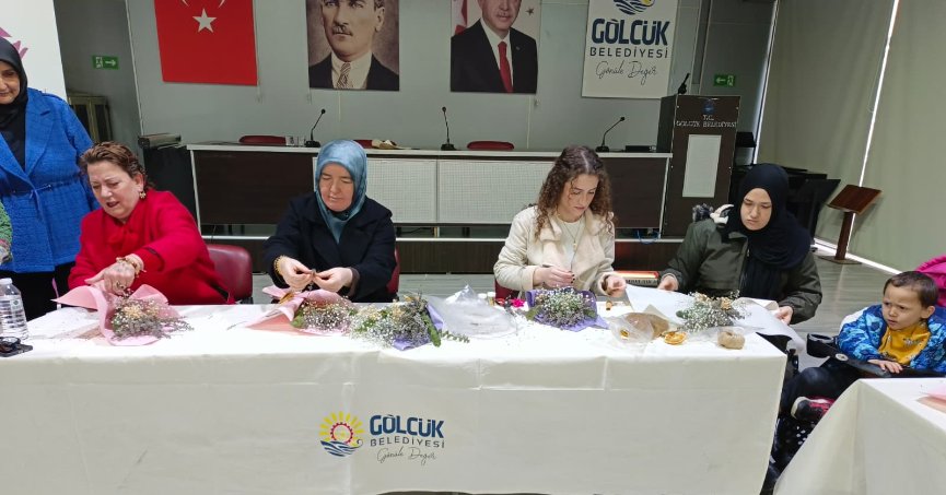 Çiçekler, kadınların elinde sanata dönüştü