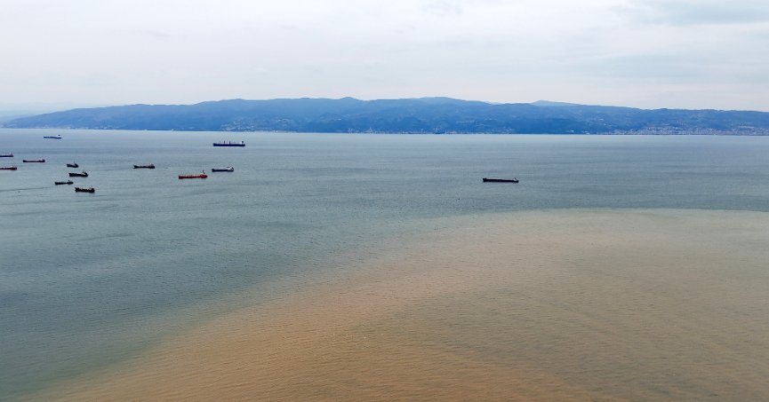 Çamurlu su denizin rengini değiştirdi   