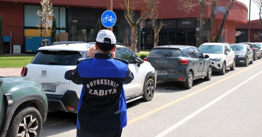 Zabıtadan çift taraflı parklara müdahale