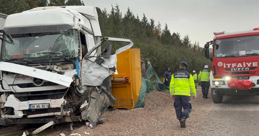 TEM’de 4 araç kazaya karıştı: 2 ölü