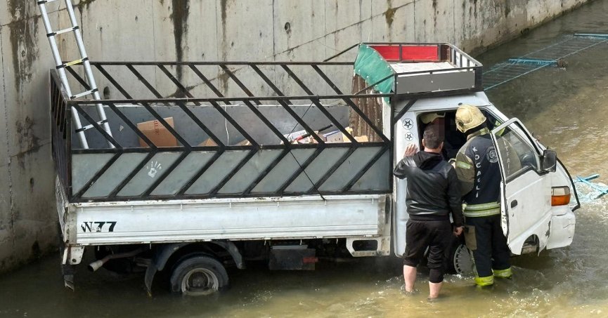 Kamyonet dereye uçtu: 1 yaralı