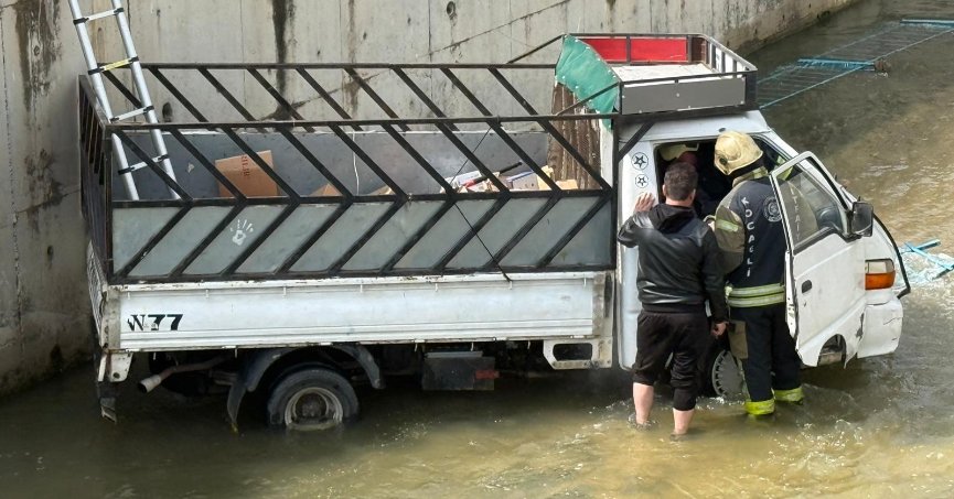Dereye düşen kamyonetin sürücüsü kurtarılamadı