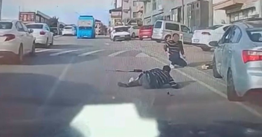 Otomobil kaldırımdaki yayalara çarptı