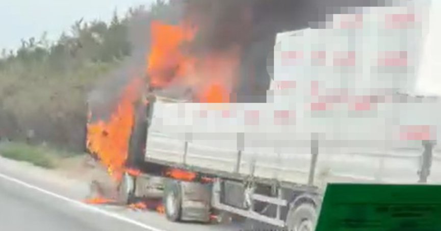 Seyir halindeki tır alevlere teslim oldu