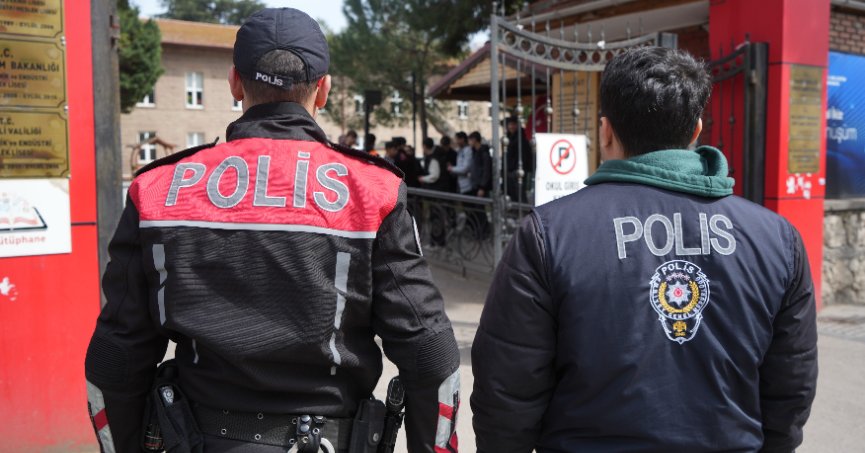 Polis ekiplerinden okul önlerinde güvenlik mesaisi