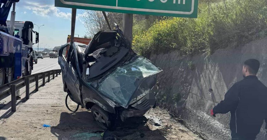 Otomobil yön levhasına saplandı: 1 yaralı