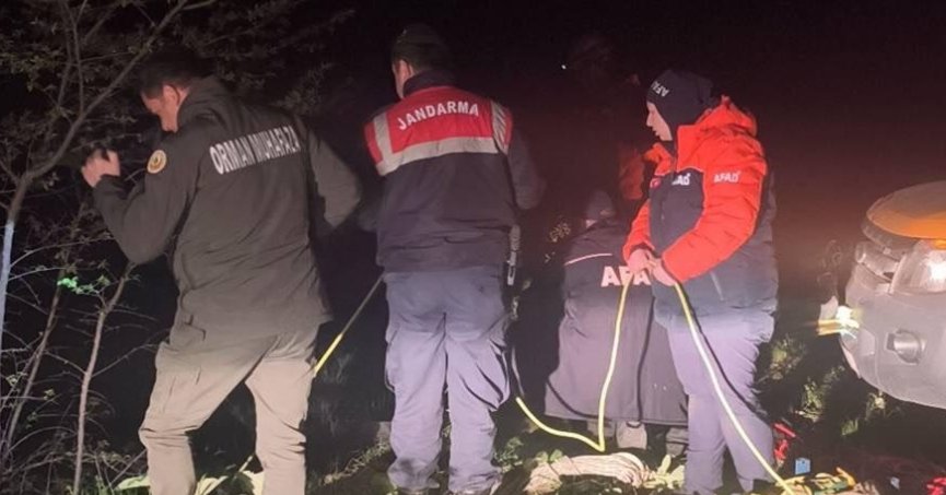 Ormanda mahsur kalan 3 kişi kurtarıldı