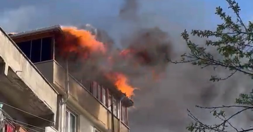 Binanın çatısı alevlere teslim oldu