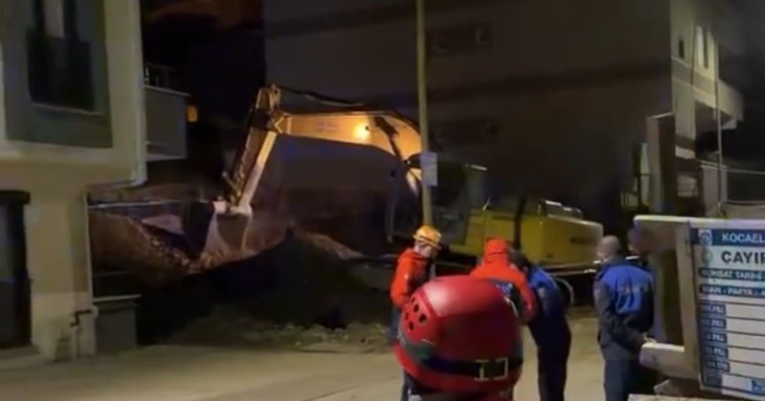 Zemininde kayma oluşan bina tahliye edildi