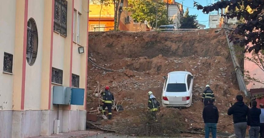Duvar çöktü, otomobil okul bahçesine düştü