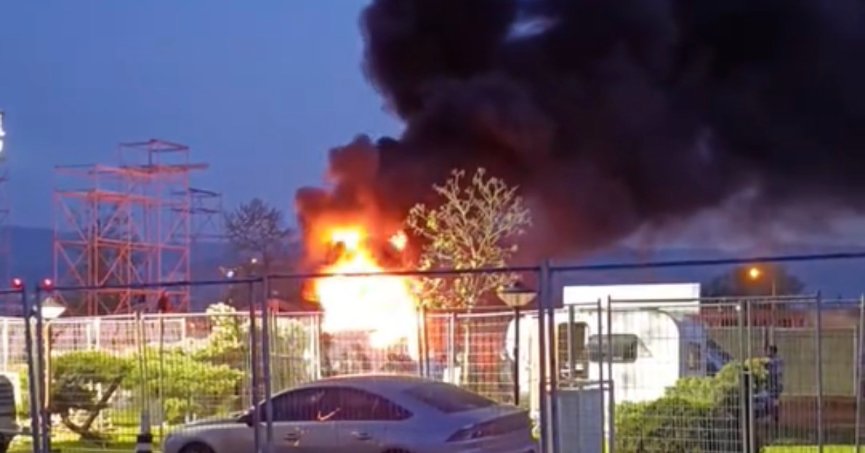 Park halindeki karavan alev alev yandı