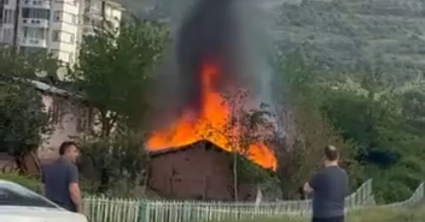 Tek katlı ev alev alev yandı