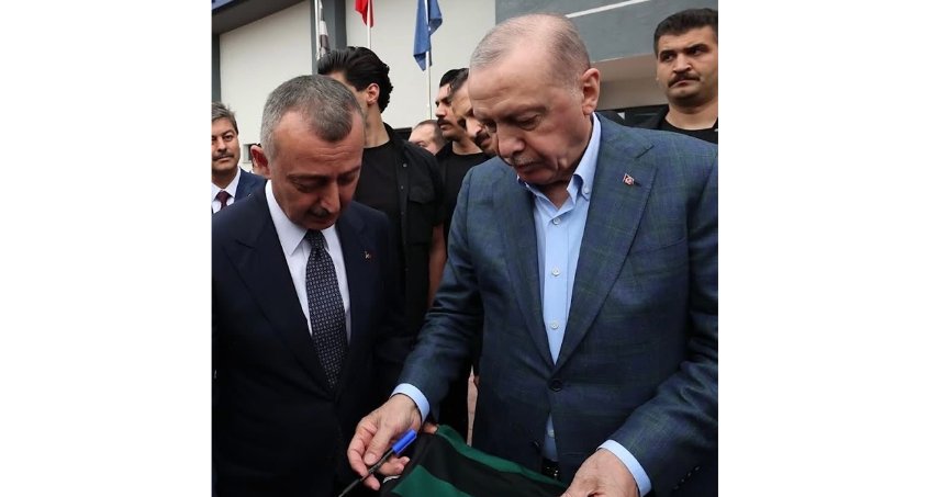 Büyükakın, müze için Erdoğan’a forma imzalattı