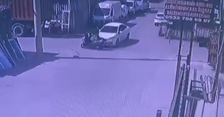 Otomobille motosiklet çarpıştı: 1 yaralı   