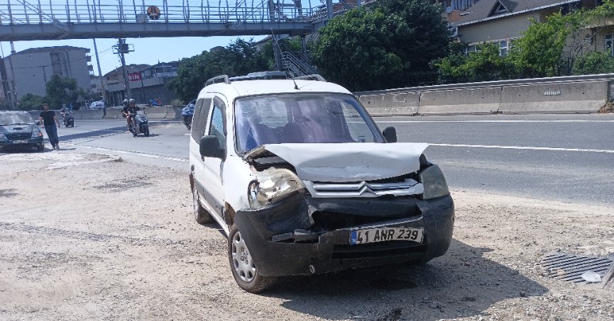 Hafif ticari araç otomobile çarptı: 2 yaralı