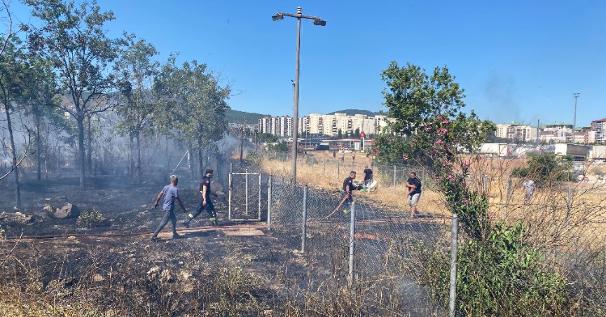 Tırın römorkunda çıkan yangın mahalleyi sardı