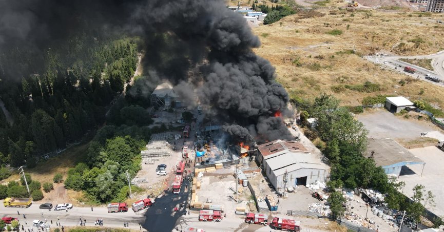 Fabrika yangınına müdahale ediliyor