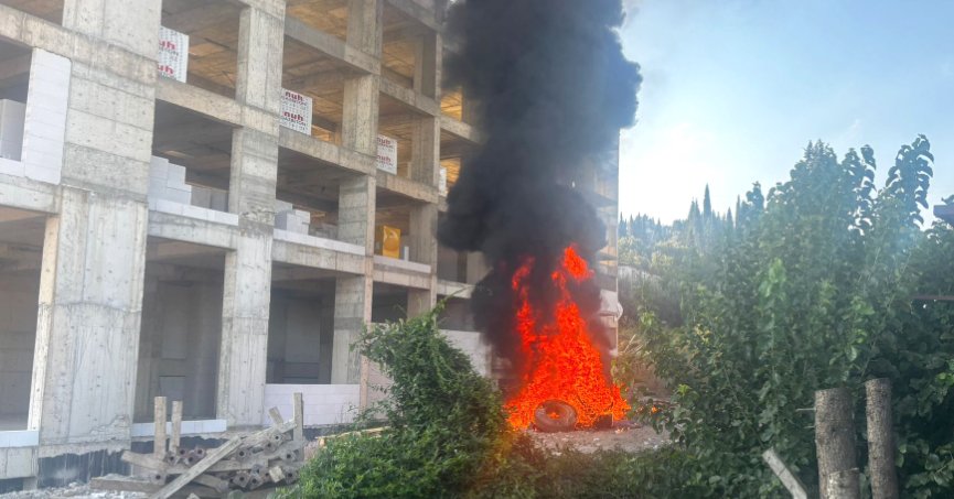 İnşaat atıkları tutuştu, kapkara dumanlar yükseldi