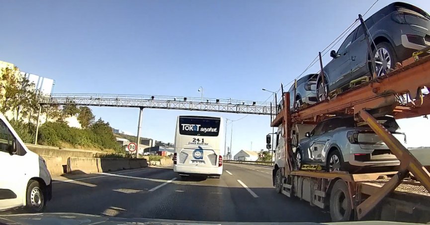 Otomobil kazadan  kıl payı kurtuldu