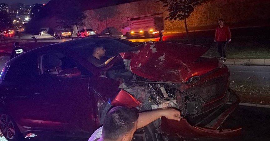 Belediye otobüsü ile 2 otomobil çarpıştı