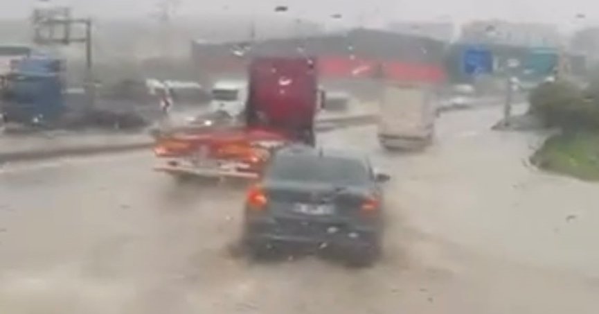 Sağanak yağış, su  baskınlarına yol açtı